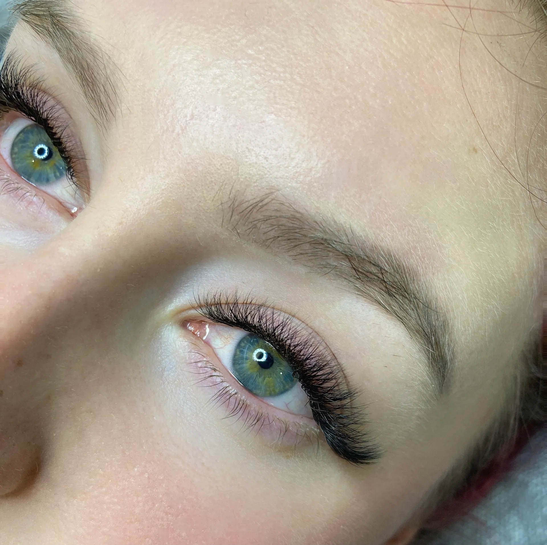 Light Volume 4D Eyelash Extensions