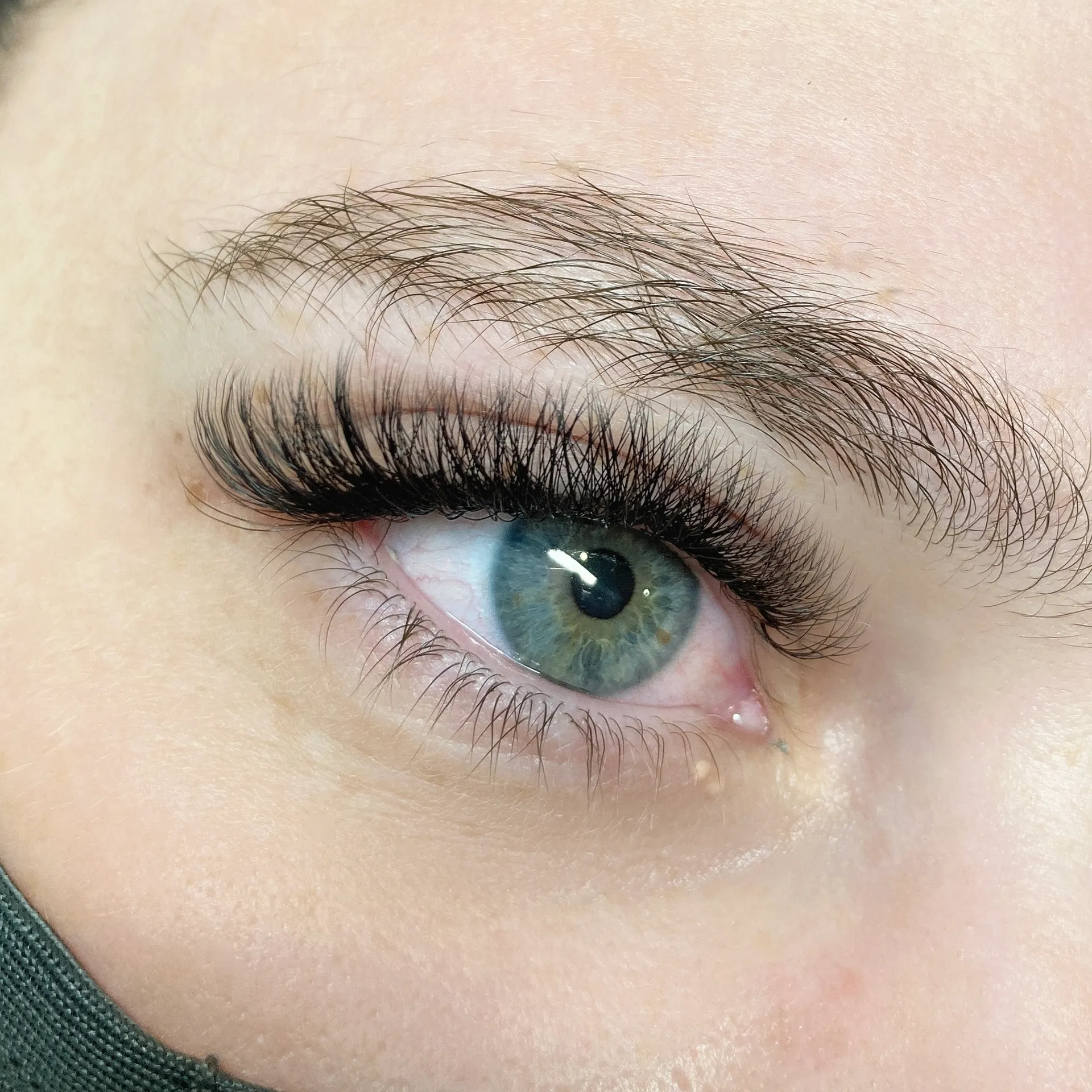 Light Volume 4D Eyelash Extensions