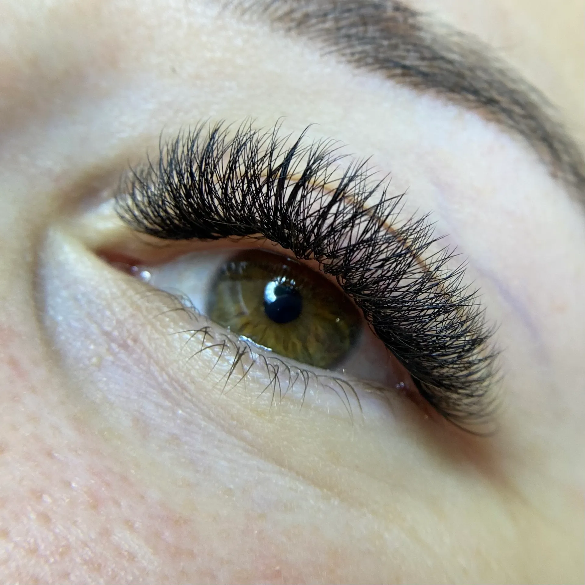 Light Volume 4D Eyelash Extensions